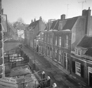 800506 Gezicht op de voorgevels van de huizen A.B.C.-straat 13 (rechts) -hoger te Utrecht.